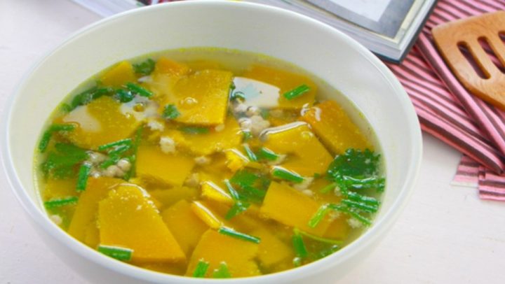 Bát canh nóng hổi, bổ dưỡng sẵn sàng để thưởng thức