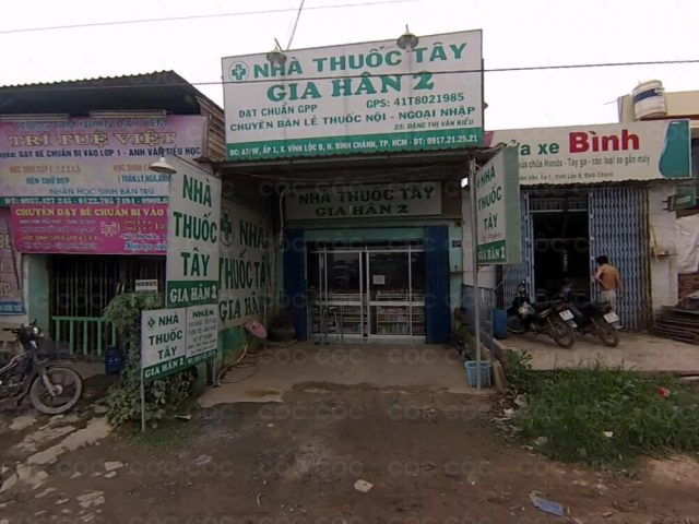 Hình ảnh tủ thuốc được sắp xếp khoa học, thể hiện sự đa dạng và chuyên nghiệp của nhà thuốc Gia Hân Quận 3