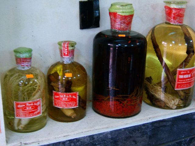Bình rượu thuốc bắc ngâm thảo dược truyền thống