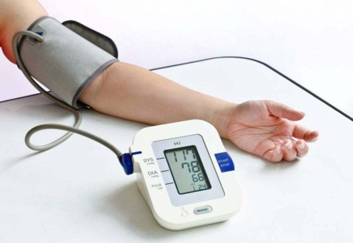 Người đang đo huyết áp tại nhà, minh họa tầm quan trọng của việc đo huyết áp đúng thời điểm để nhận diện các yếu tố ảnh hưởng.