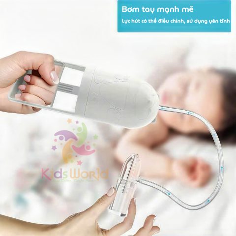 Hình ảnh một em bé đang được người lớn giúp hút mũi