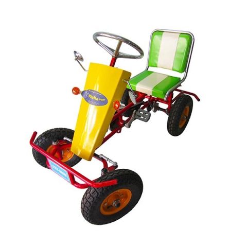 Hình ảnh cận cảnh một chiếc xe đạp 4 bánh cho trẻ em với thiết kế chắc chắn và an toàn