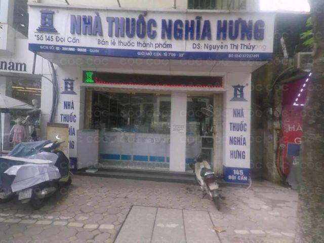 Không gian nội thất sạch sẽ, các quầy kệ sản phẩm được tổ chức chuyên nghiệp tại Nhà thuốc Nghĩa Hưng Đội Cấn