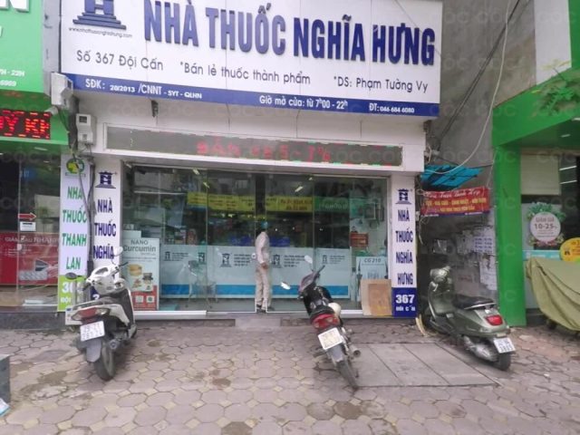 Khu vực quầy thuốc được sắp xếp ngăn nắp, dễ dàng tiếp cận sản phẩm tại Nhà thuốc Nghĩa Hưng Đội Cấn