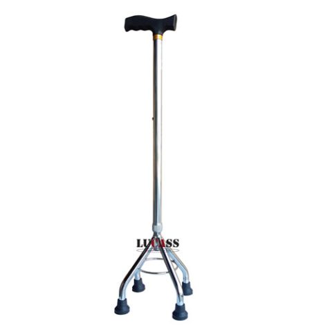 Thiết kế đầu gậy 4 chân rộng giúp tăng cường độ bám và thăng bằng