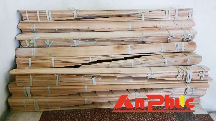 Nẹp gỗ cố định chân bị gãy