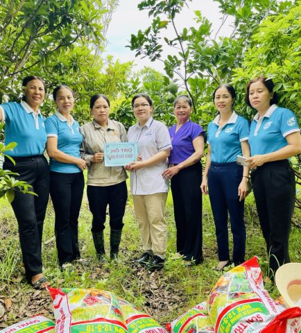 Hình ảnh một nhóm phụ nữ cùng nhau thảo luận, nhấn mạnh tầm quan trọng của việc chia sẻ thông tin và hỗ trợ sức khỏe phụ nữ, đặc biệt là các vấn đề liên quan đến nội tiết tố.