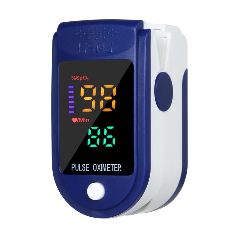 Cận cảnh một máy đo nồng độ oxy trong máu kẹp ngón tay với màn hình hiển thị chỉ số SpO2 và nhịp tim