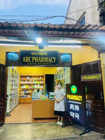Kệ thuốc đa dạng và được sắp xếp khoa học tại siêu thị thuốc Pharmacy