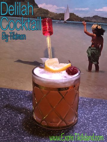 Ly Delilah Cocktail hoàn hảo, với màu sắc hấp dẫn và trang trí tinh tế, sẵn sàng thưởng thức