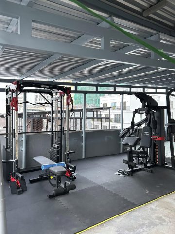 Có nên mua giàn tạ đa năng tại nhà? Ưu điểm và hạn chế bạn cần biết Giàn tạ đa năng tại nhà hỗ trợ nhiều bài tập trong cùng 1 thiết bị, cả nhà có thể tập luyện
