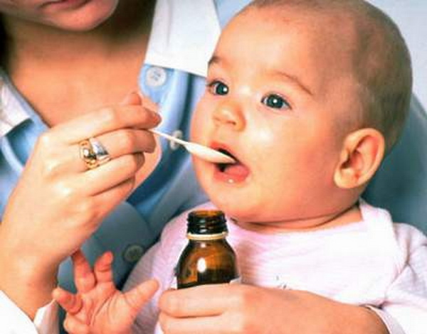 Bác sĩ tư vấn cho phụ huynh về việc tiêm phòng cho trẻ khi đang uống thuốc ho