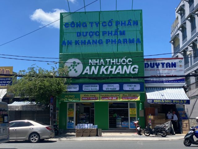 Mặt tiền một nhà thuốc hiện đại tại Hòa Bình, nơi bạn có thể tìm mua sản phẩm Mộc Khang chất lượng