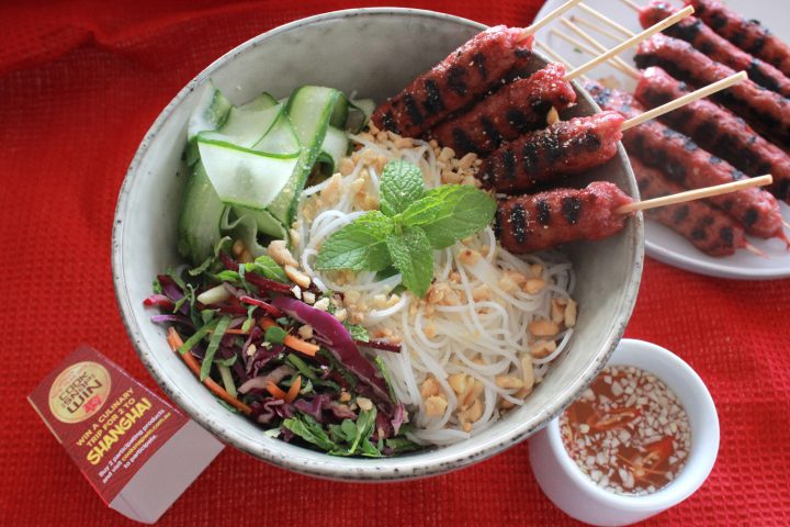 Bún nem nướng kèm rau sống và nước chấm đặc trưng