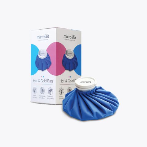 Túi chườm lạnh dạng vải với nắp vặn chứa đá viên, được đặt lên một chiếc khăn mỏng để chườm đá
