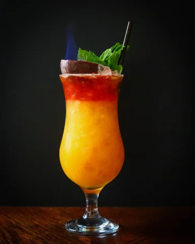 Cocktail Tropical Itch đầy màu sắc