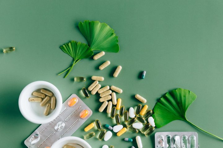 Người phụ nữ đang cân nhắc về thời gian và liều lượng khi sử dụng thực phẩm chức năng