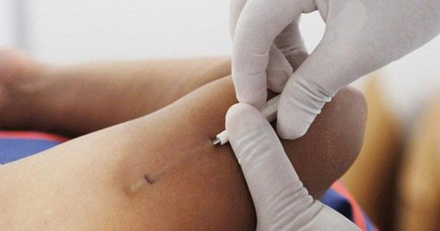 Người phụ nữ tìm hiểu về thuốc tránh thai chỉ chứa progestin và các chống chỉ định