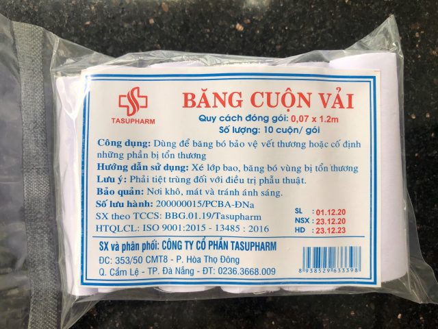 Hai cuộn băng vải y tế sạch sẽ trên nền trắng