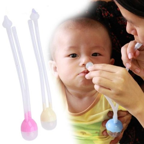 Hình ảnh mẹ sử dụng dụng cụ hút mũi bằng miệng an toàn cho bé