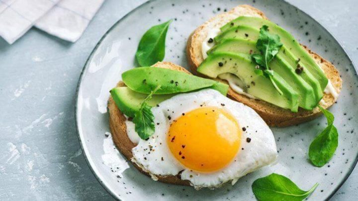 Bữa sáng lành mạnh với trứng ốp la, bánh mì nguyên hạt và rau xanh cho bệnh nhân tiểu đường