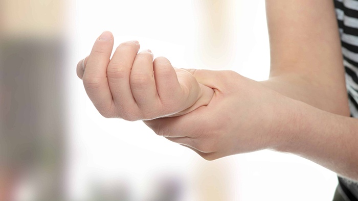 Tại Sao Bị Run Tay Chân Sau Khi Uống Thuốc? Nguyên Nhân Và Giải Pháp
