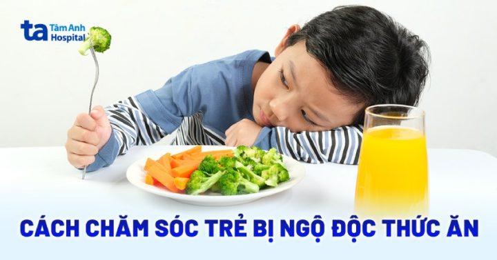 Bác sĩ nhi khoa đang kiểm tra sức khỏe cho một em bé, tượng trưng cho sự chăm sóc y tế và sự cẩn trọng