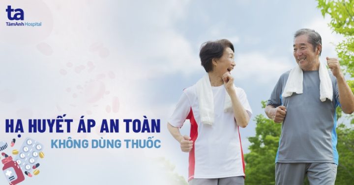 Phụ nữ đang tập yoga, thể hiện cách hạ huyết áp an toàn thông qua lối sống lành mạnh và không dùng thuốc