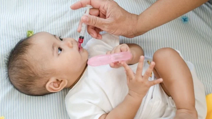 Hướng Dẫn Chi Tiết Cách Cho Trẻ Sơ Sinh Uống Thuốc Bằng Xi Lanh