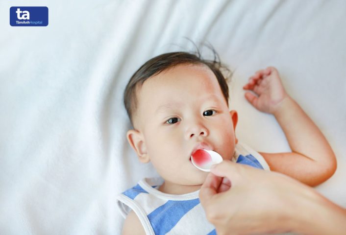 Hướng Dẫn Chi Tiết Cách Cho Trẻ Sơ Sinh Uống Thuốc Bằng Xi Lanh