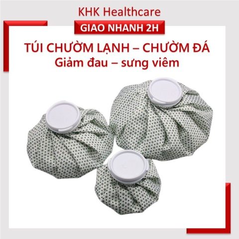 Hình ảnh một người đang đặt túi chườm lạnh lên vùng đầu gối sau khi bị chấn thương, minh họa cách chườm đá hiệu quả