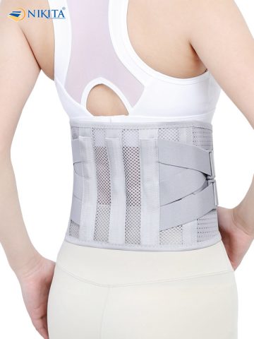 Người phụ nữ đeo đai lưng hỗ trợ cột sống