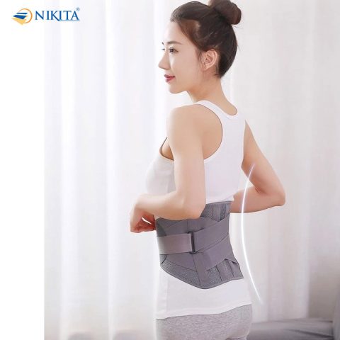 Người đàn ông đeo đai lưng hỗ trợ cột sống