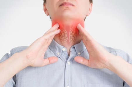 Cận cảnh một người đang bị đau họng và cố gắng nuốt nước bọt một cách khó khăn