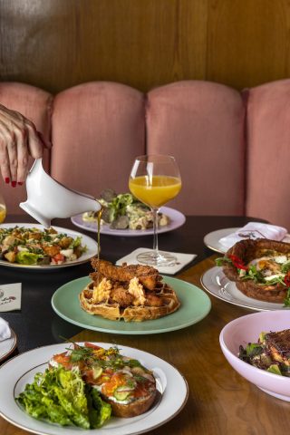 Bàn tiệc brunch phong phú tại Delilah Miami, với nhiều món ăn kèm và đồ uống lý tưởng cho buổi sáng