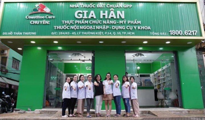 Nội thất hiện đại và không gian rộng rãi của nhà thuốc Gia Hân Quận 3 với quầy thuốc và tủ trưng bày sản phẩm được bố trí khoa học