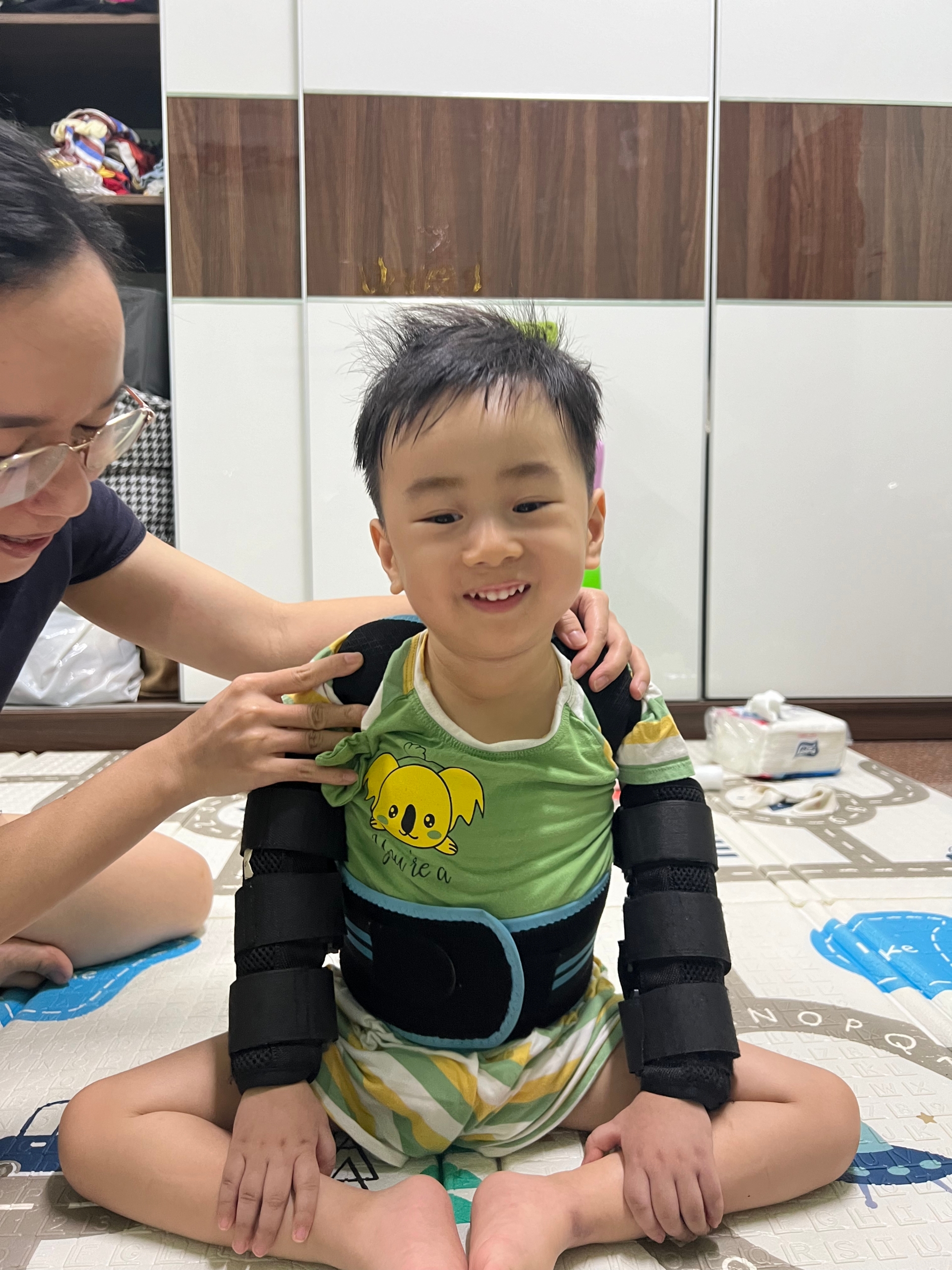 Hình ảnh mẹ bị ốm bé lấy thuốc cho mẹ: Tình yêu, trách nhiệm