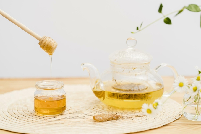 Ấm trà thủy tinh chứa mật ong nguyên chất giúp lọc phổi cho người hút thuốc