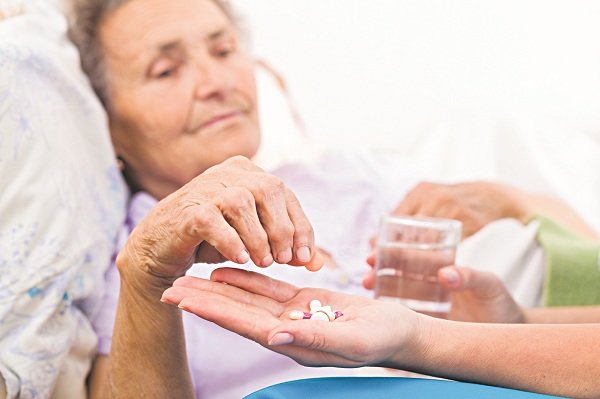 Hướng Dẫn An Toàn Dùng Thuốc Chuyển Hóa Qua Gan Cho Người Cao Tuổi