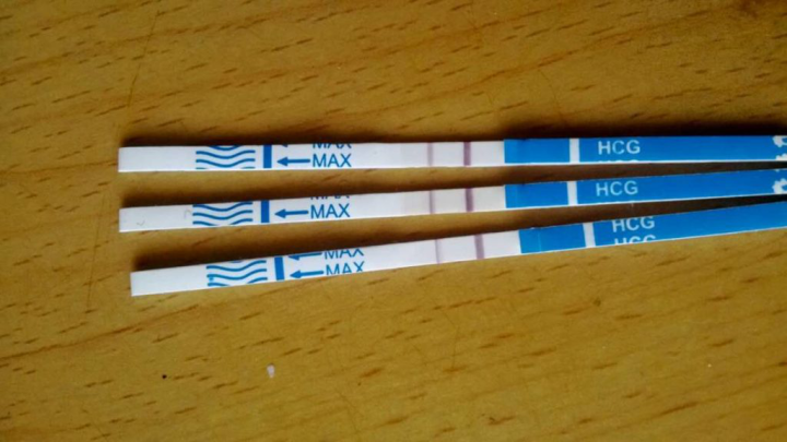 Hình ảnh que thử thai Quickstick với hai vạch báo hiệu kết quả dương tính
