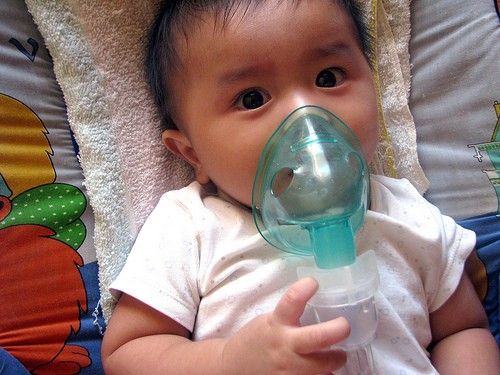Xông mũi cho trẻ nhỏ bằng máy khí dung chuyên dụng