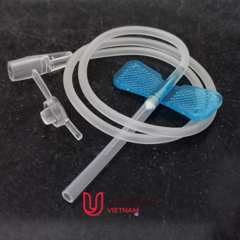 Kim truyền cánh bướm 23G, một kích thước phổ biến, được đặt trong bao bì vô trùng, sẵn sàng cho việc truyền dịch hoặc lấy máu an toàn