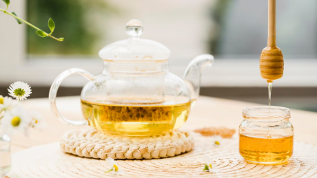 Lọ mật ong nguyên chất và muỗng, hỗ trợ thanh lọc phổi và hệ hô hấp