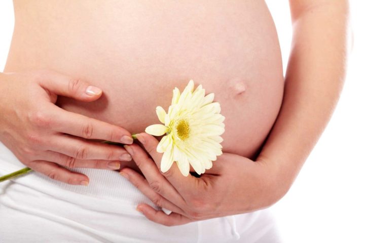 Hình ảnh bà bầu đang tham khảo ý kiến bác sĩ về tình trạng viêm nhiễm phụ khoa, nhấn mạnh tầm quan trọng của tư vấn y tế