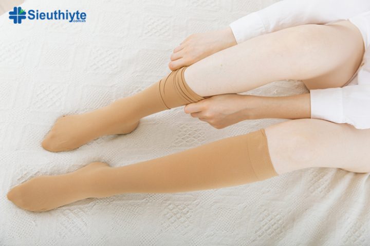 Người bệnh đang sử dụng vớ giãn tĩnh mạch, thể hiện sự thoải mái và hiệu quả điều trị