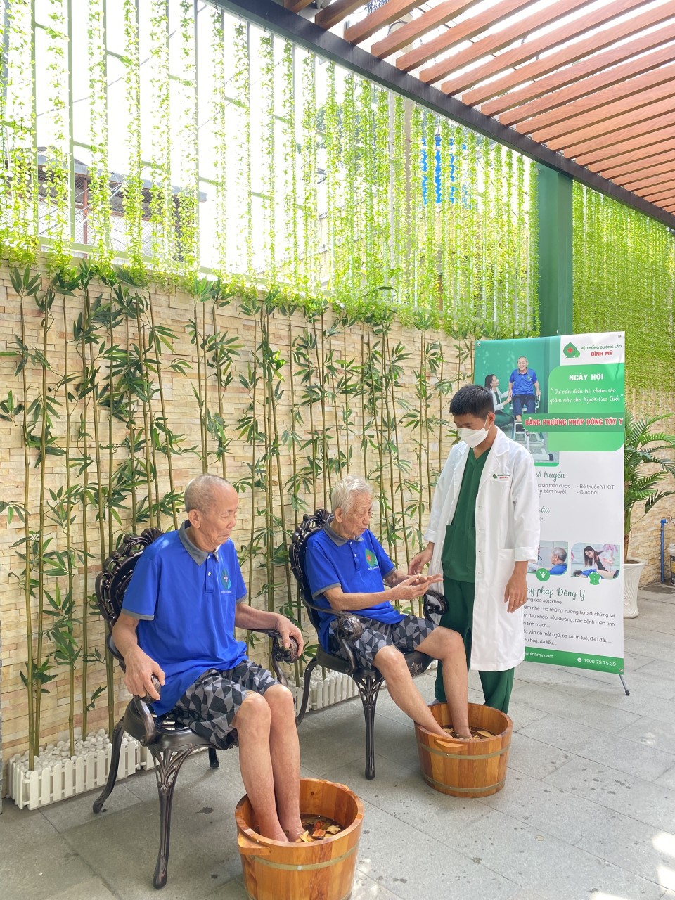 Ngâm Chân Cho Người Già: Hướng Dẫn Toàn Diện Từ A Đến Z