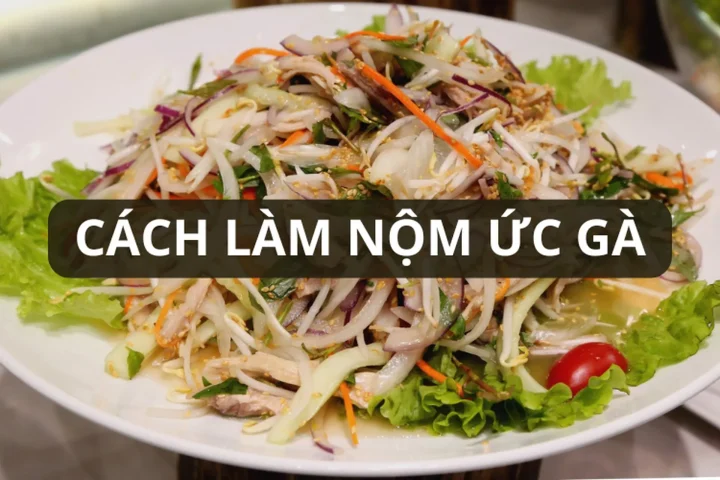 Đĩa nộm ức gà hoàn chỉnh với rau thơm và nước sốt chua ngọt, sẵn sàng thưởng thức