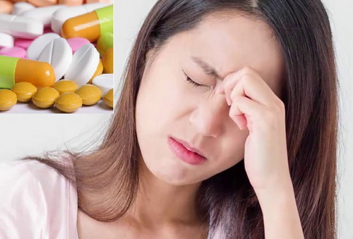 Người bệnh cầm viên thuốc và ly nước