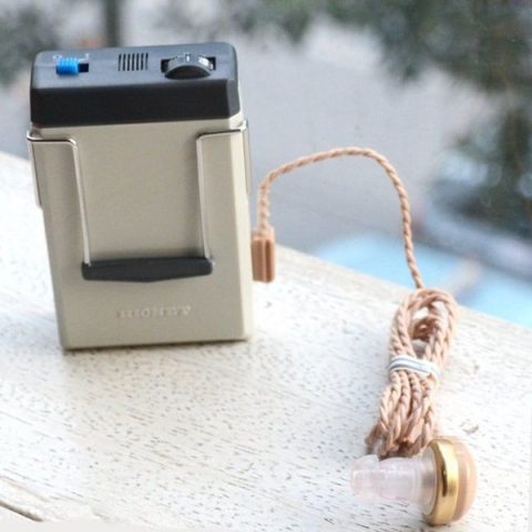 Hình ảnh máy trợ thính Rionet HA-20DX, một mẫu phổ biến dành cho người cao tuổi