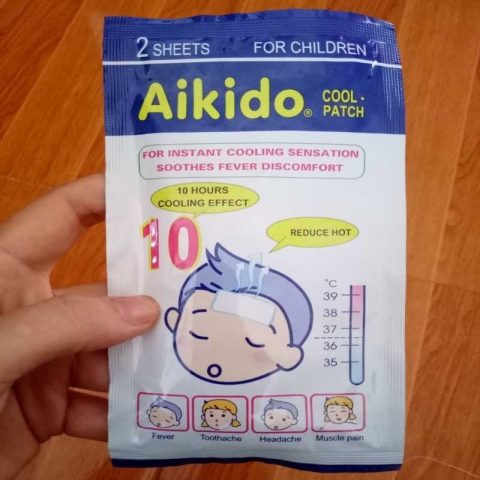 Miếng dán hạ sốt Aikido đang được sử dụng giúp hạ nhiệt cho người bệnh